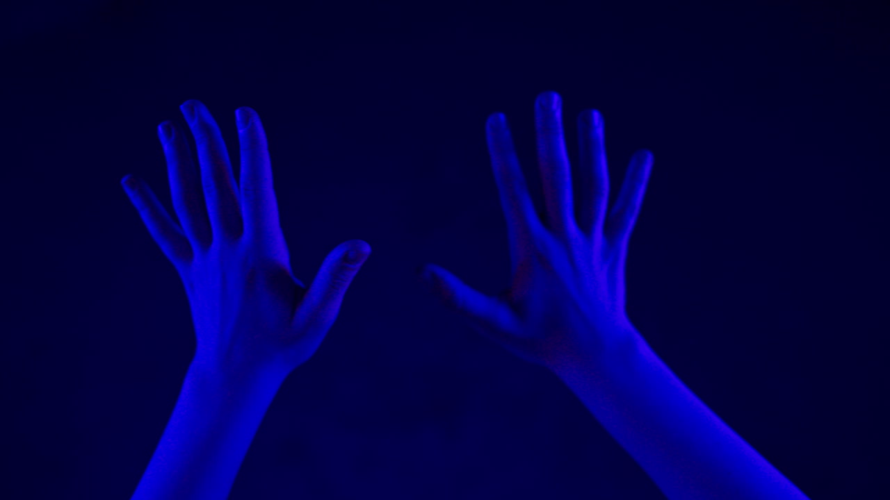 손이 만지는 보이지 않는 메타버스 클로즈업: 알려지지 않은 인간 탐사 비디오 게임