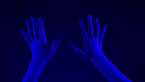 manos tocando invisibles metaverso primer plano humano desconocido explorando videojuego