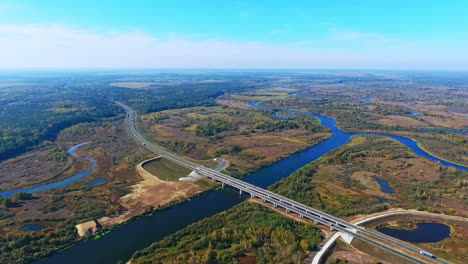 Luftlandschaft-Der-Autobahn-über-Den-Fluss.-Luftaufnahme-Der-Straßenbrücke