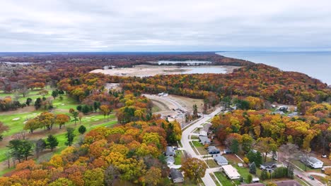 Herbstfarben-Zeichnen-Die-Landschaft-Rund-Um-Die-Jüngsten-Dachverbesserungen-Aus