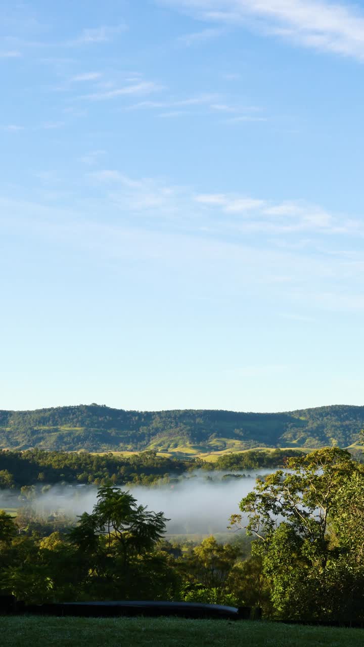 조용한 풍경 위로 이동하는 안개의 시간 간격