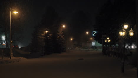 Escena-Nocturna-De-Invierno-De-Una-Avenida-Nevada-Desierta