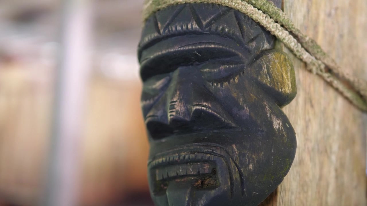 Holzmaske vor einem Häuschen in Kolumbien. Alte Totems.