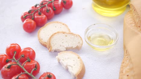 pan y tomates cereza con aceite de oliva