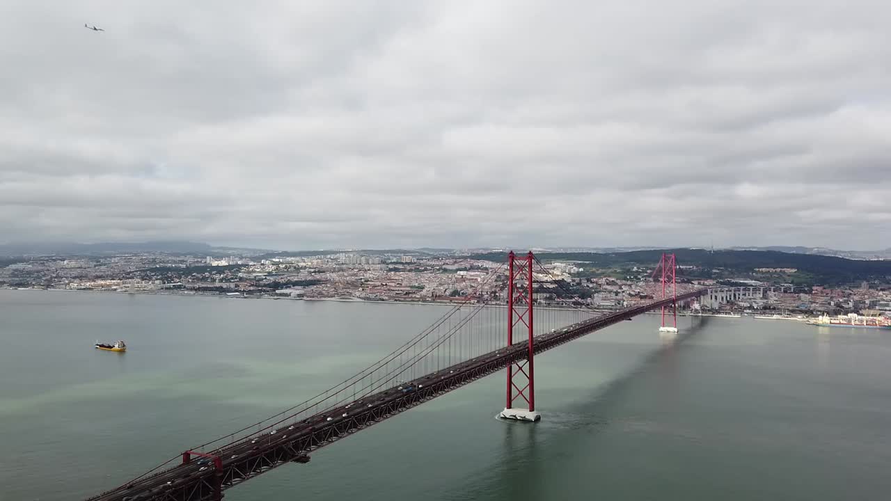 increíble toma de hiperlapso del puente de abril conocido como puente de lisboa que conecta la ciudad de lisboa con almada