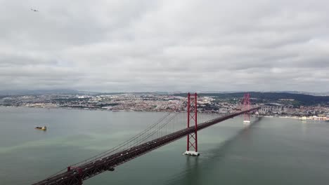 Unglaubliche-Hyperlapse-Aufnahme-Der-Ponte-De-Abril,-Bekannt-Als-Lissabon-Brücke,-Die-Die-Stadt-Lissabon-Mit-Almada-Verbindet