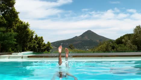 mujer atractiva buceando en la piscina