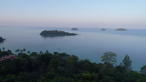 Vista-Aérea-De-La-Pequeña-Isla-Tropical