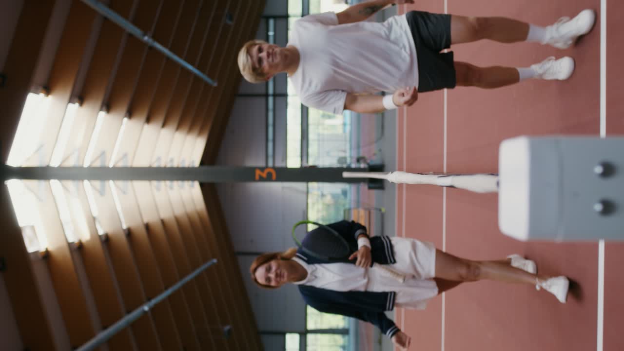 jugadores de tenis en la cancha cubierta