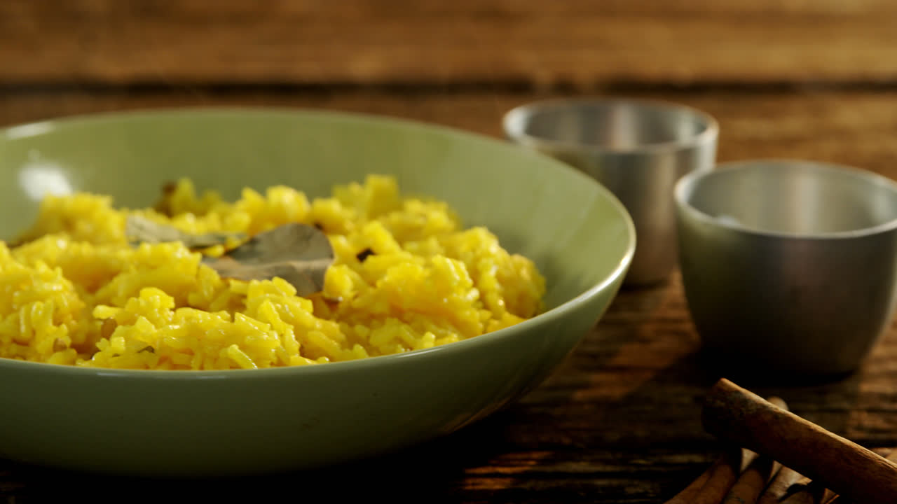 comida deliciosa en un plato con bastón de canela 4k