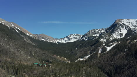 Paisaje-Aéreo-Moviéndose-A-Través-De-Taos-Ski-Valley-Nuevo-México