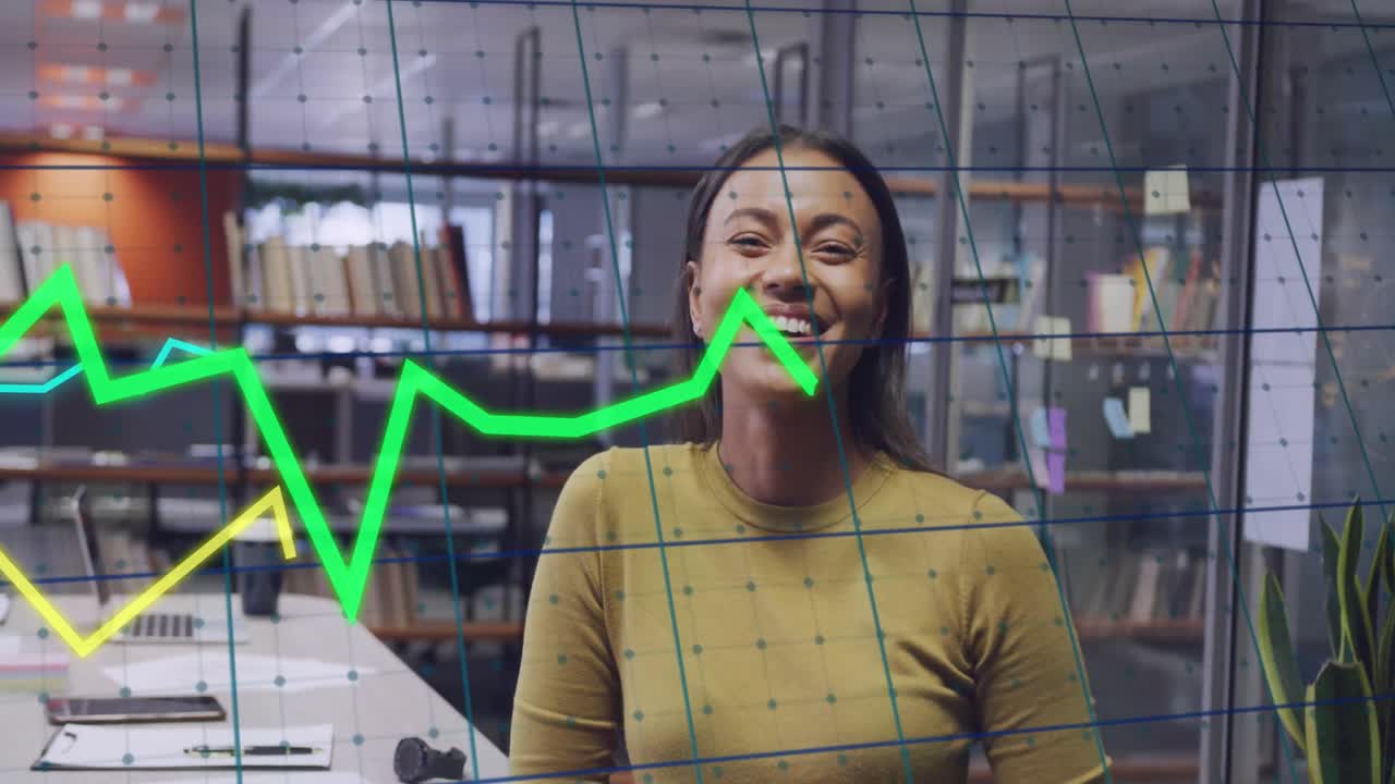 animação de processamento de dados sobre empresária biracial sorrindo no escritório