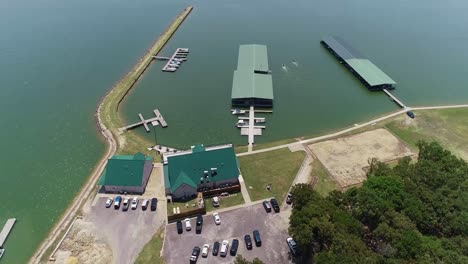 Vuelo-Aéreo-Sobre-El-Puerto-Deportivo-Harbor-Inn-En-El-Lago-Richland-Chambers