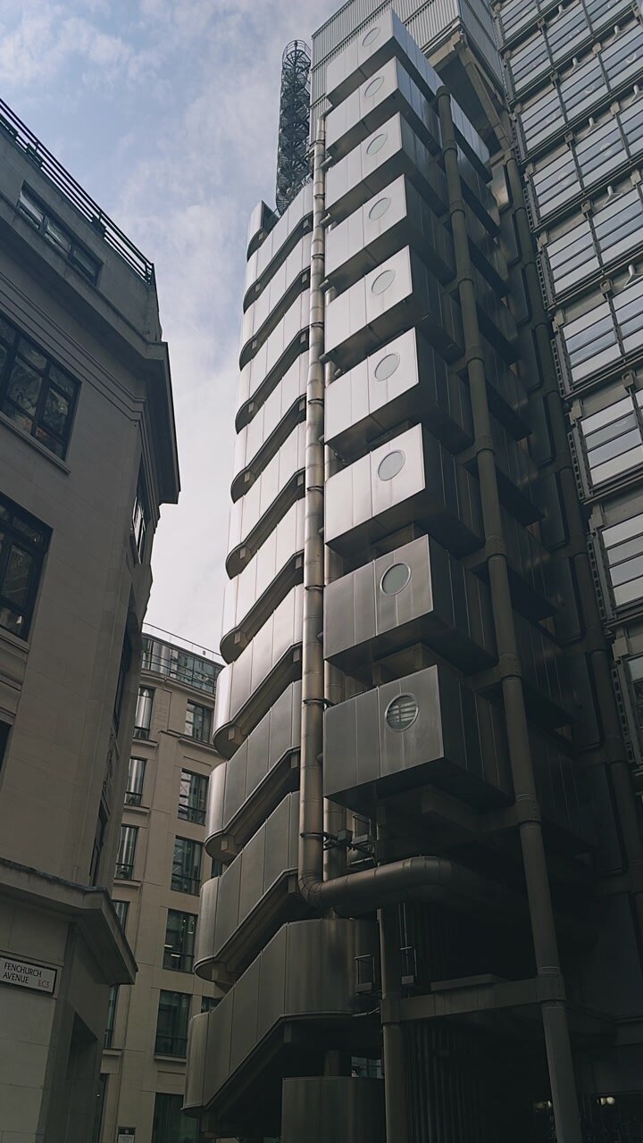 Exterior del edificio Lloyds en un día soleado