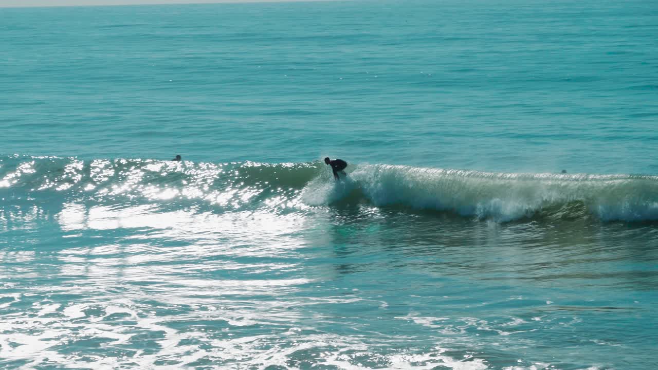 포르투갈의 서퍼들의 영상, 한 사람이 파도를 잡고 짧은 시간 동안 라이딩을 하는 모습