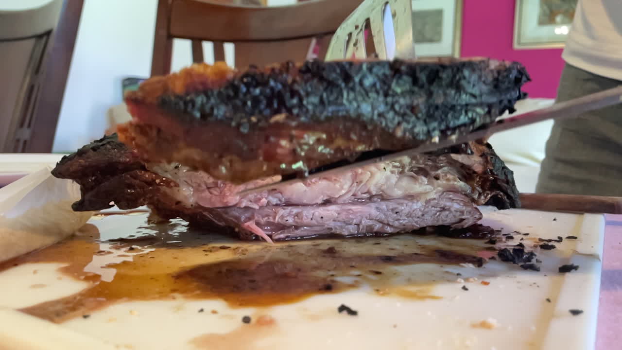 포크로 찔린 얇은 고기 끝 부분의 슬로우 모션 장면