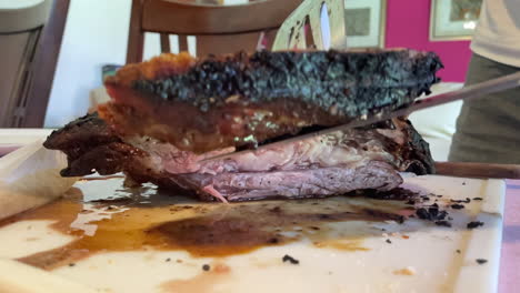 escena en cámara lenta de la sección final de un corte fino de carne atravesado por un tenedor
