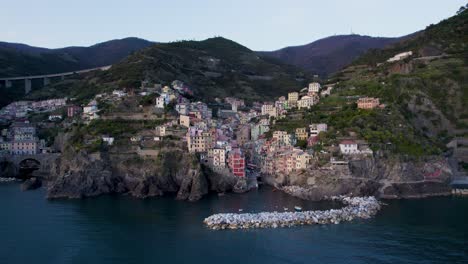 Vista-Aérea-Del-Pueblo-De-Riomaggiore,-Cinque-Terre,-Italia