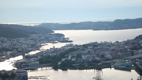 Montando-El-Ulriksbanen-Hasta-El-Monte-Ulriken-En-Bergen,-Noruega