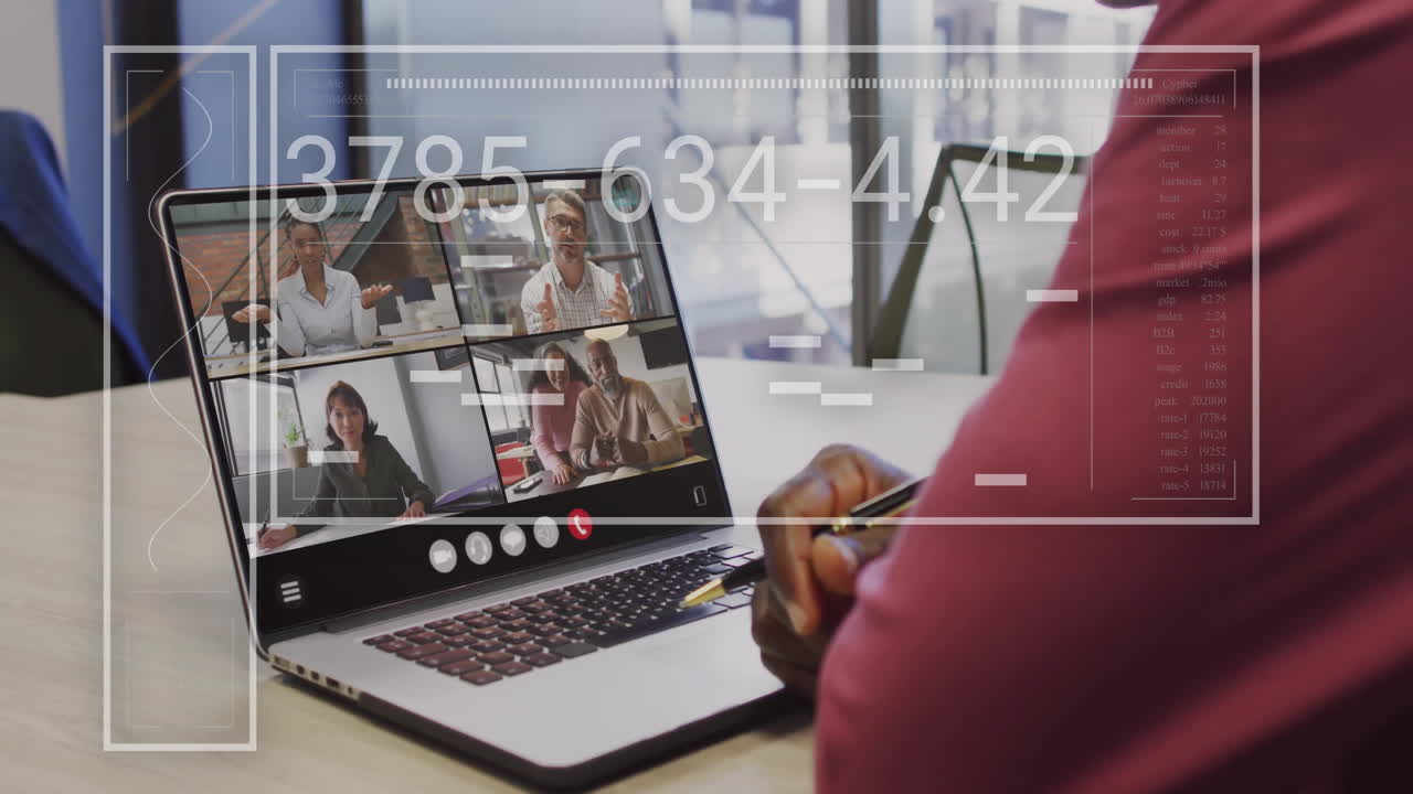 animación de procesamiento de datos sobre empresario afroamericano usando portátil en llamada de video