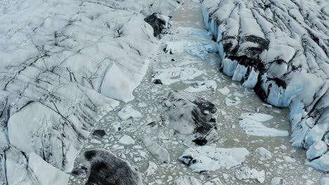 La-Inclinación-Del-Dron-Revela-Un-Lago-Glacial-En-El-Vasto-Glaciar-Vatnajokull,-Islandia