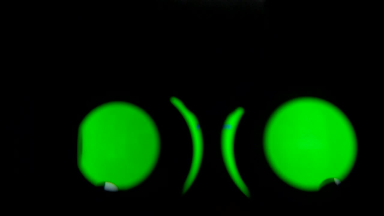 máscara de realidad virtual. de cerca. un auricular de realidad virtual ofrece una experiencia gráfica inmersiva