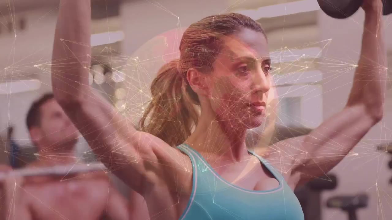 Donna che solleva pesi, con una sfera olografica che si trasforma in linee di rete attorno al corpo per il monitoraggio del fitness