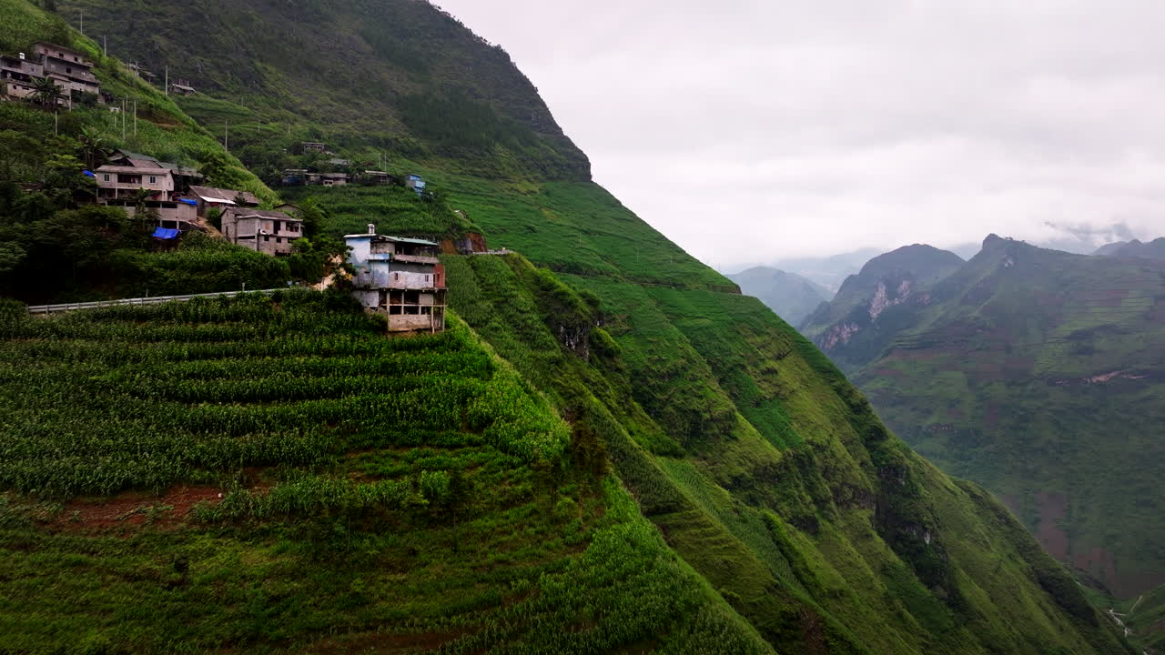 arquitecturas en la montañosa ladera del valle de meo vac sobre el río nho que en vietnam