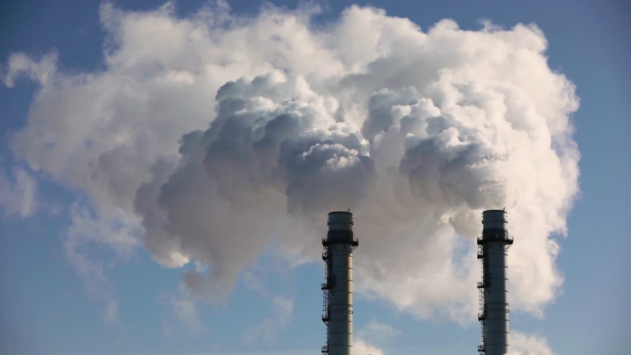 슬로우 모션으로 산업 연기 스택에서 연기를 펌핑