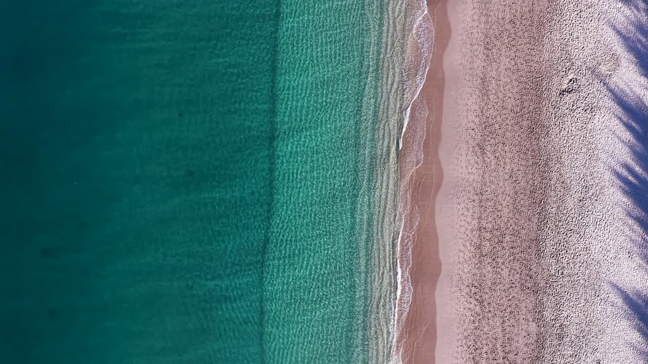 Immagini aeree mozzafiato con drone di Long Beach, Koh Lanta, Thailandia. Acque cristalline, spiagge sabbiose e un'illuminazione suggestiva.