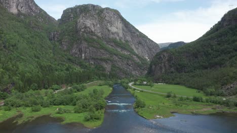 donde el mar se encuentra con el río dale salmon en el municipio de vaksdal en las afueras de bergen - hermoso valle verde dalevaagen