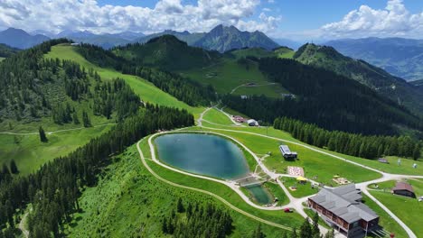 El-Lago-Artificial-Con-Aventuras-Que-Esperan-A-Los-Turistas-En-Wagrainis-Grafenberg