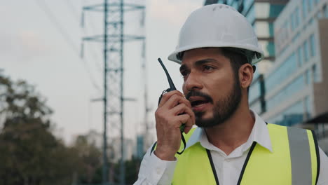 construction engineer communicating