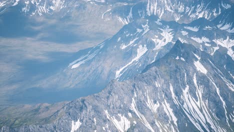 Vista-Aérea-Paisaje-De-Montañas-Cubiertas-De-Nieve