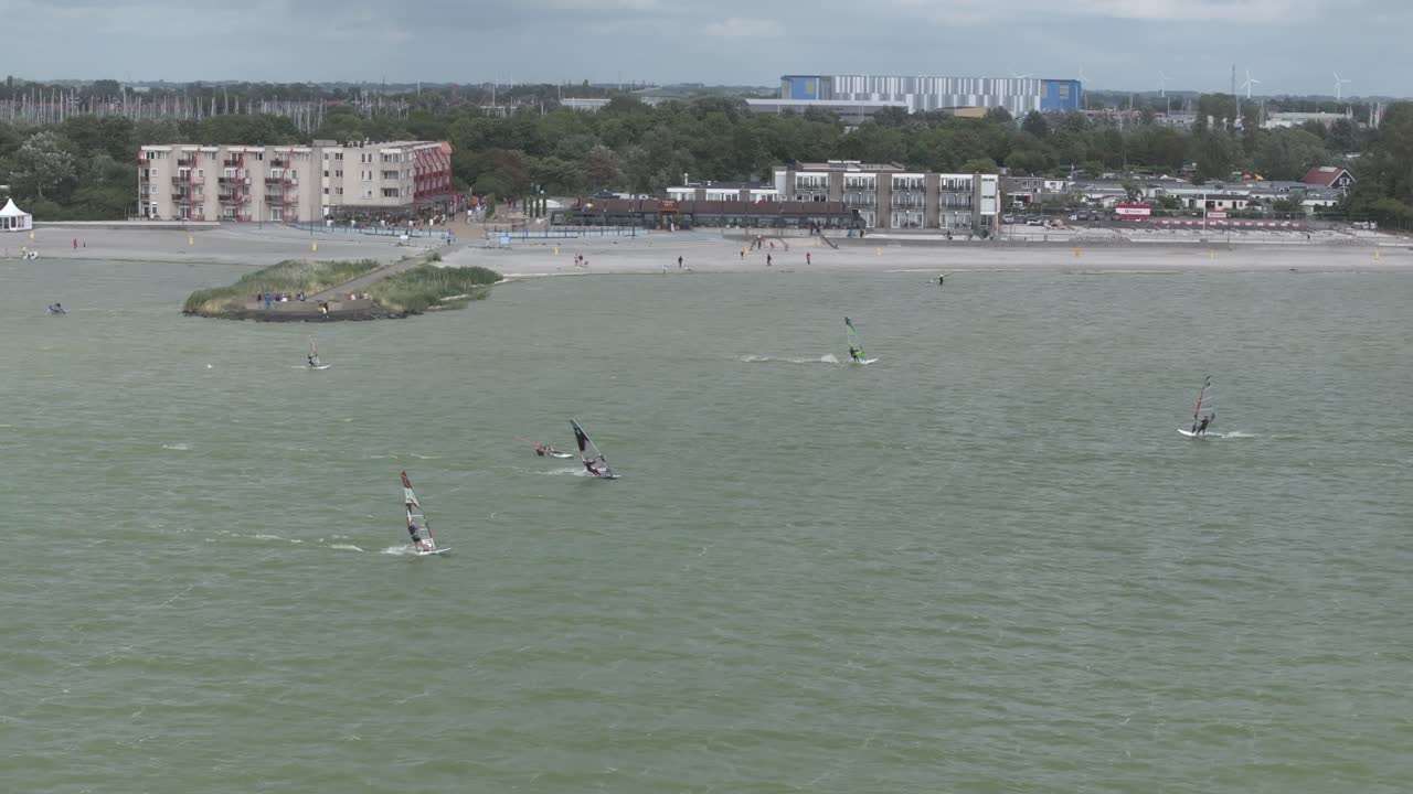 макумский пляж с виндсерферами во время штормового дня, воздушный