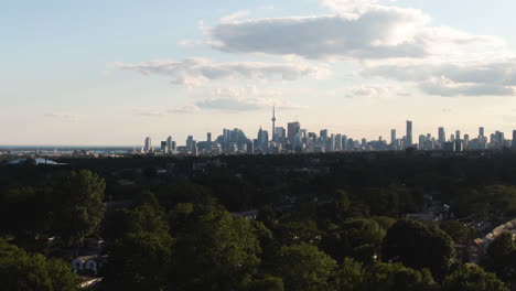 un fantástico panorama de hormigón y vidrio toronto se ve desde la distancia