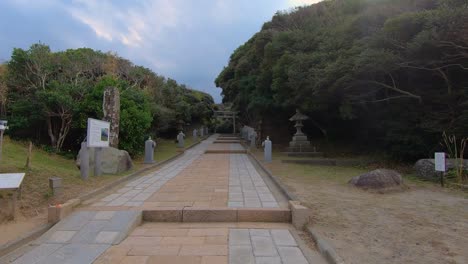 entrada al santuario haukto bordeado de monumentos de piedra