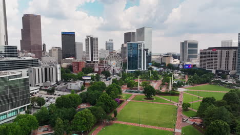 los delanteros vuelan sobre el parque en la ciudad