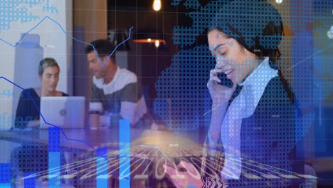 ecuaciones matemáticas sobre la mujer en el teléfono en la oficina.