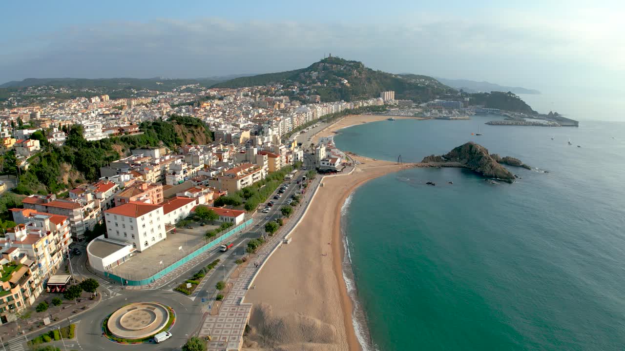 Blanes Costa Brava, spettacolare immagine aerea con drone della principale spiaggia turistica d'Europa.