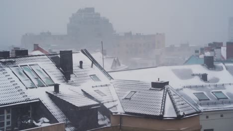 tiro estático del viento que sopla la nieve sobre los tejados de los edificios en st