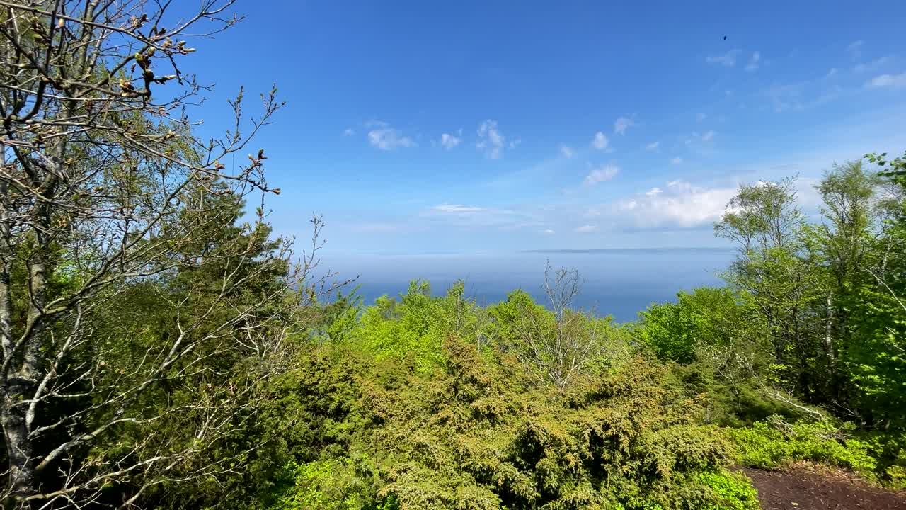 красивый вид с высоты холма