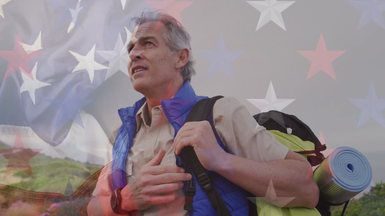 animación de la bandera estadounidense sobre un hombre caucásico mayor caminando por las montañas