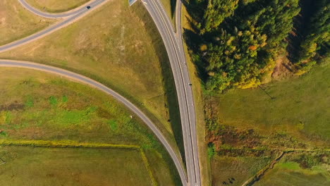 Straßenkreuzung-Aus-Der-Luft.-Autos-Fahren-Am-Autobahnkreuz