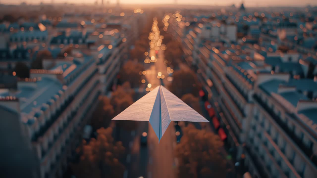 Primer plano cinematográfico de un avión de papel deslizándose sobre un bulevar urbano a la hora dorada, con luces de coches con bokeh suave y tejados creando un ambiente de viaje de ensueño.