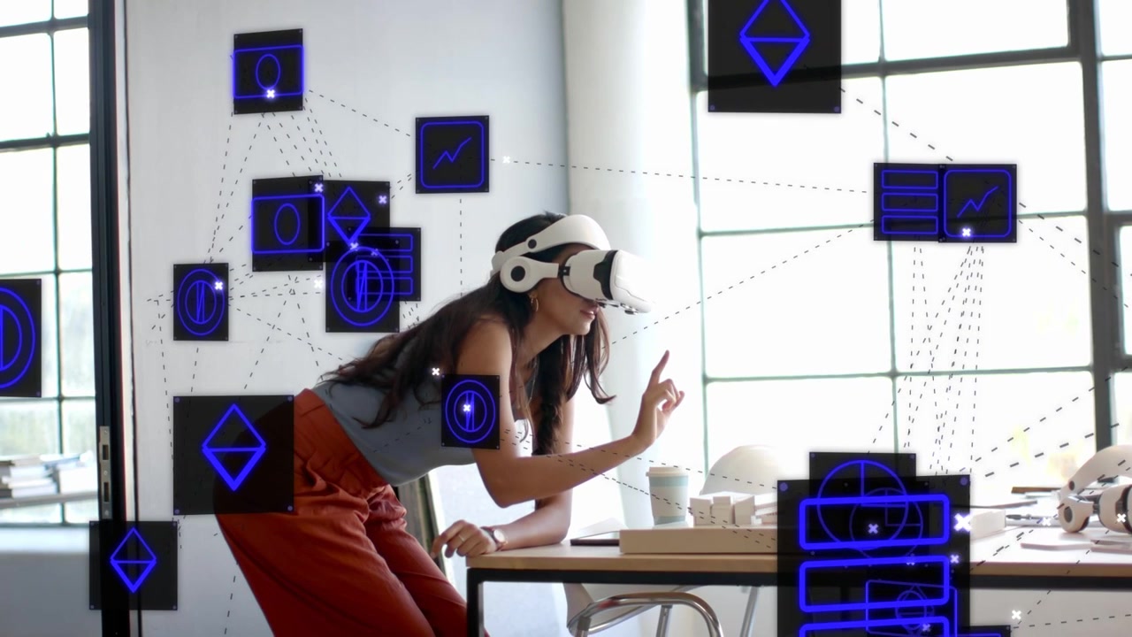 Designer con visore VR che allunga la mano nell'aria, facendo apparire pannelli blu fluttuanti e iterando modelli.