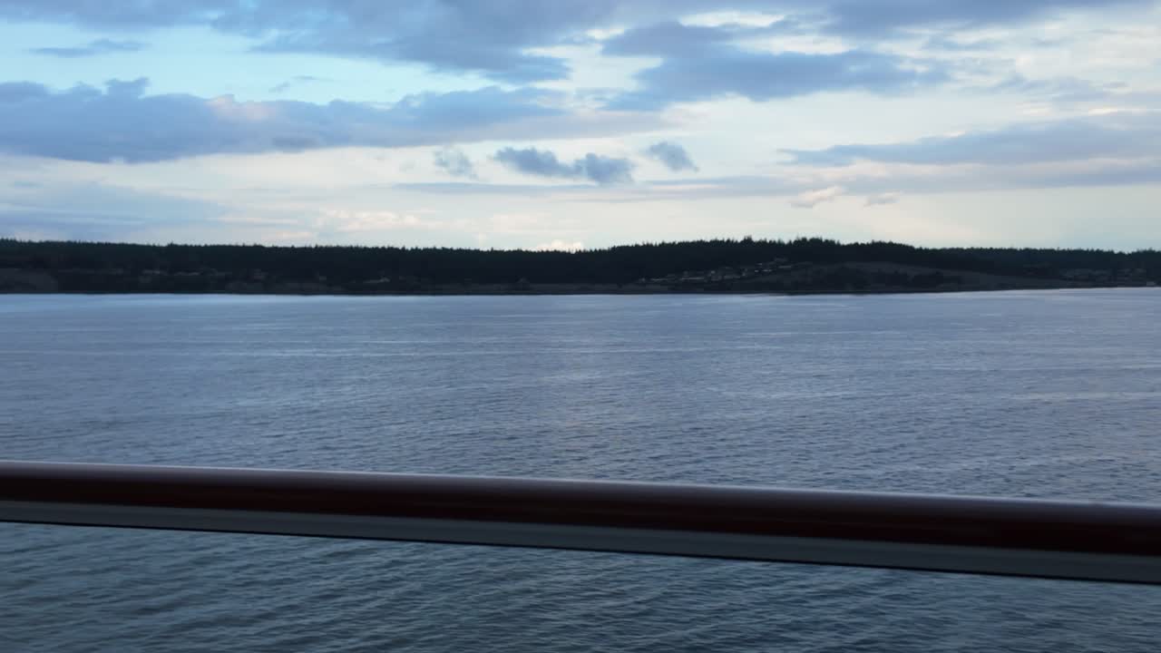 Gimbal-Weitwinkel-Schwenkaufnahme vom Balkon eines fahrenden Schiffes, das bei Sonnenuntergang im Puget Sound im pazifischen Nordwesten kreuzt. 4K bei 30 FPS