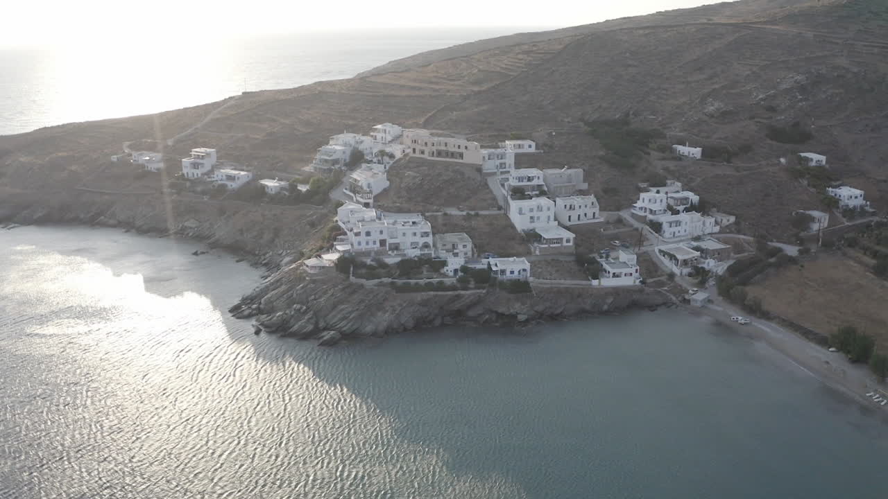 vuelo de drones aéreos descendentes con vistas a unas pocas casas blancas en la isla de tinos