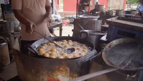 fried litti chokha in oil