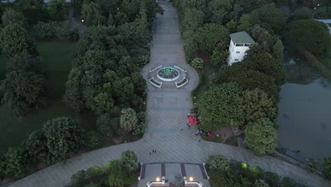 Parque-Chao-Anouvong-Al-Atardecer-En-La-Ciudad-De-Vientiane-Laos